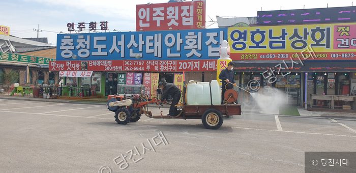 삽교호관광지에서 방역 차량을 이용해 자체 방역을 하고 있다.