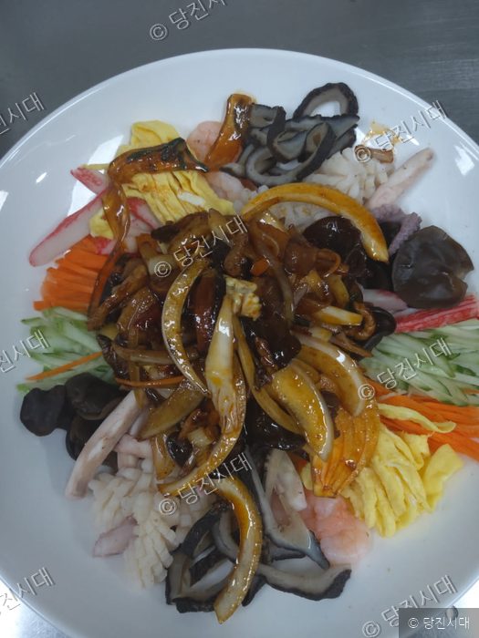 식당에서 준비한 고급 중화요리가 접시에 담겨 있다.