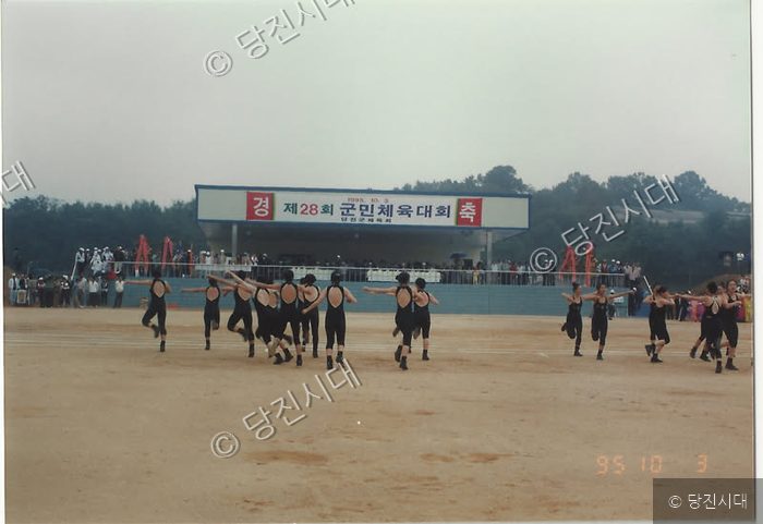 운동장에서 참가자들이 체조 공연을 펼치고 있다.