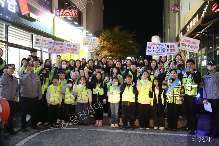 당진시청소년유해환경감시단이 수능을 맞아 청소년 보호 캠페인을 벌이고 있다.