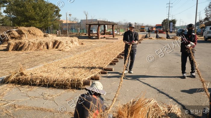 구은모 회장 등이 기지시줄다리기 축제를 위해 짚줄을 제작하고 있다.