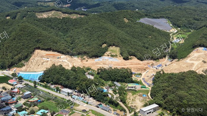 당진 지역의 산림 인근에서 도로 및 부대 시설 공사가 진행되고 있다.