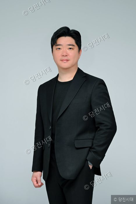 정장 차림의 박경호 대표가 포즈를 취하고 있다.