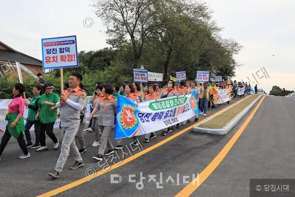 어기구 국회의원 등이 해경인재개발원 유치 축하 시가행진을 하고 있다.