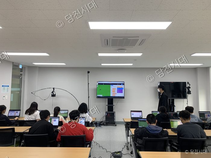 학생들이 교실에서 컴퓨터를 이용해 가상체험 진로탐색 활동을 하고 있다.