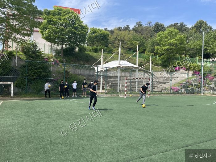 학생들이 학교 운동장에서 풋살을 즐기고 있다.