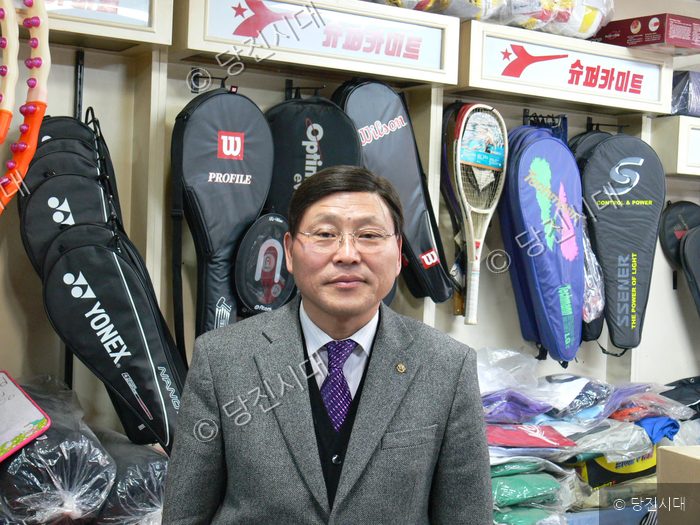 왕창체육사 안창규 대표가 체육용품 매장에서 포즈를 취하고 있다.