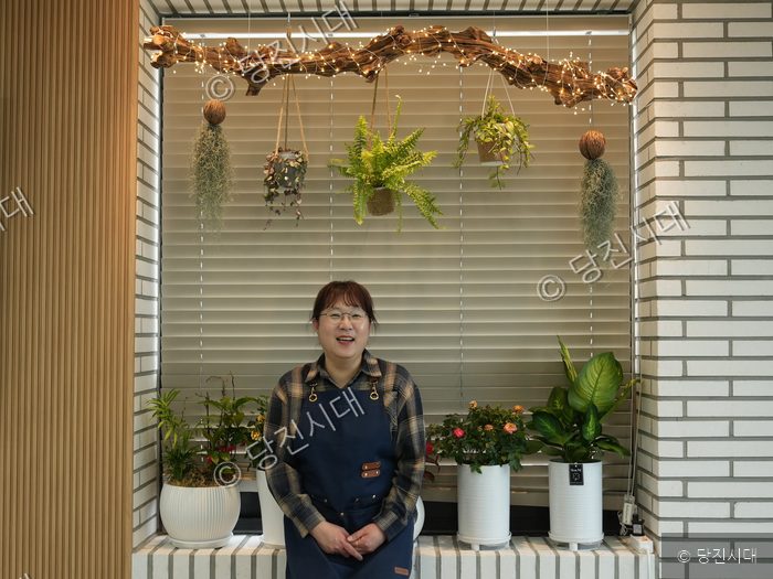 아라카페 최연재 대표가 가게 내부에서 포즈를 취하고 있다.