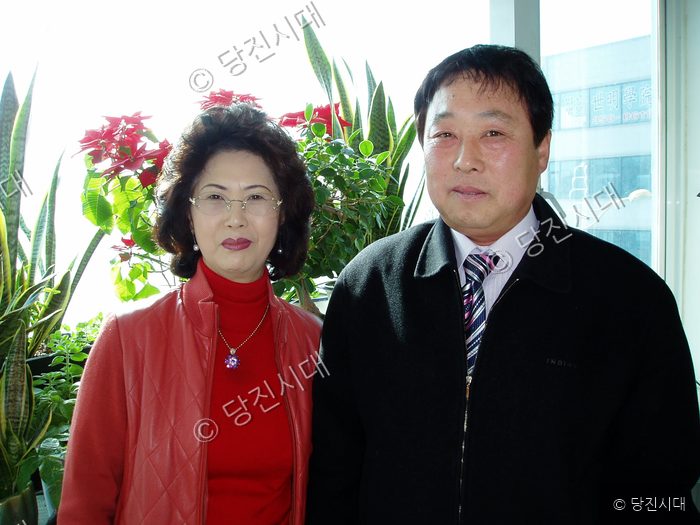 한기완씨와 최연례씨가 다정한 포즈로 함께 서 있다.
