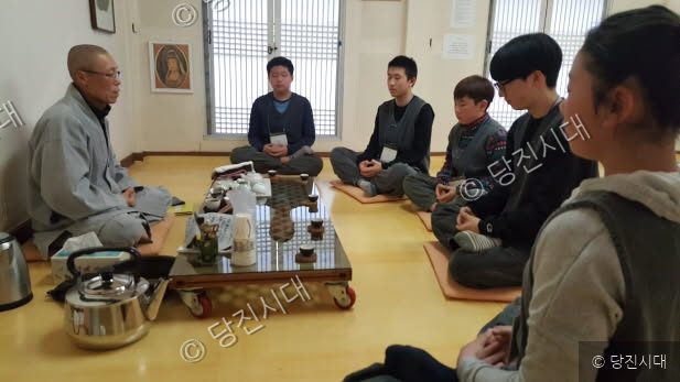 스님과 참가자들이 차를 마시며 대화하고 있다.