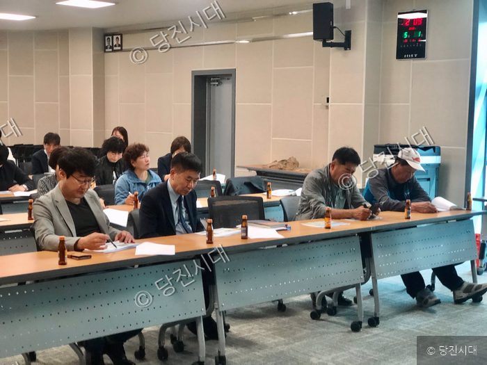 주민들이 순성면 기초생활거점육성사업 추진을 위한 회의에 참석하고 있다.