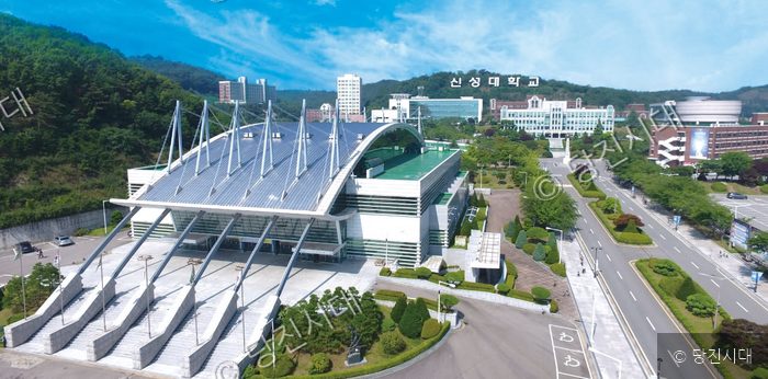 충남 당진의 신성대학교 전경과 교정의 모습이다.