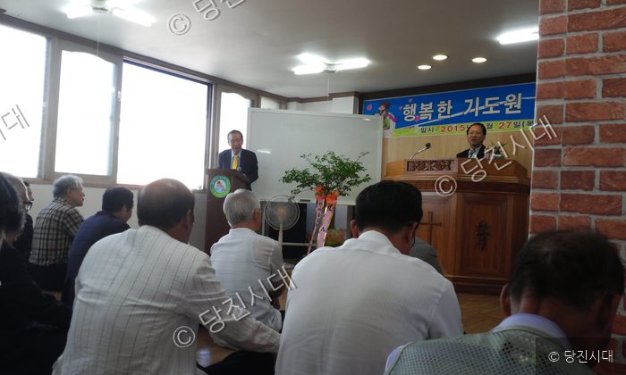 행복한기도원 개원 예배에서 참석자들이 실내에 모여 있다.