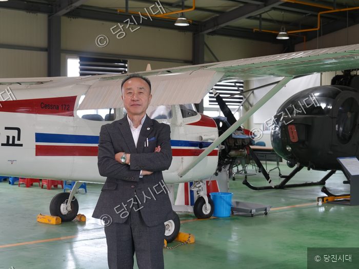 김도현 세한대학교 항공정비학과장이 비행기 격납고에서 포즈를 취하고 있다.