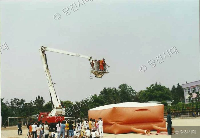 소방차 사다리와 에어매트를 이용한 소방 훈련을 하고 있다.