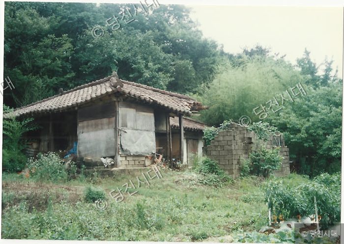 낡고 허름한 농촌의 오래된 단층 주택과 주변 풍경이다.
