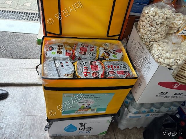 노란색 상자 안에 번개탄이 여러 개 담겨 보관되어 있다.