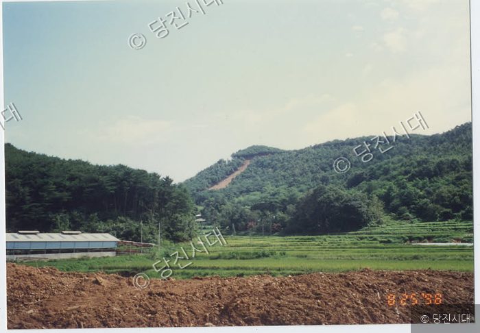 산사태 피해 현장과 농경지 모습이 보인다.