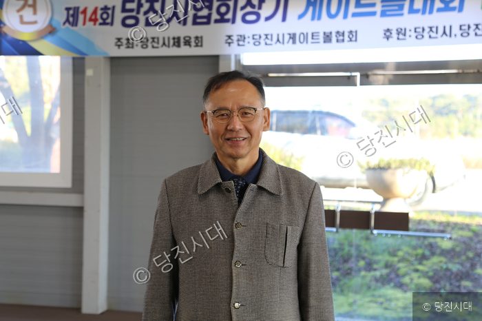 당진시협회장기 게이트볼대회 행사장에서 한 남성이 포즈를 취하고 있다.