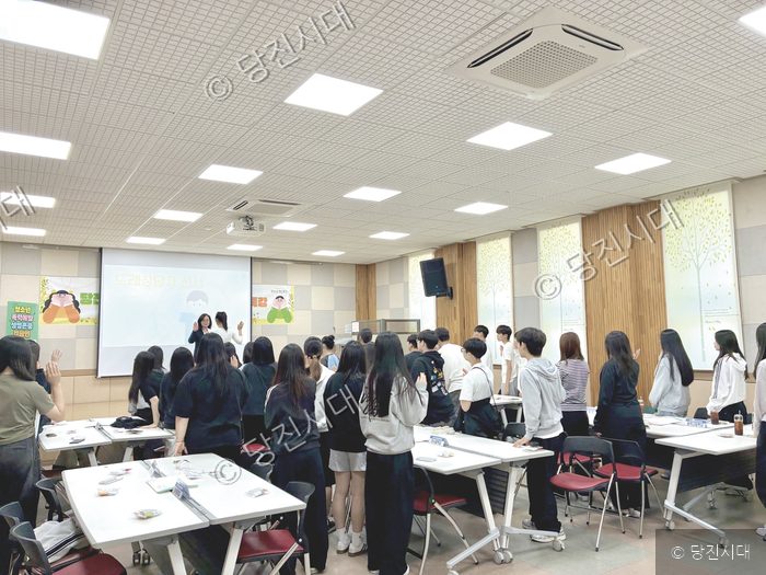 학생들이 강의실에 모여 또래상담자 연합회 발대식 및 특강에 참여하고 있다.