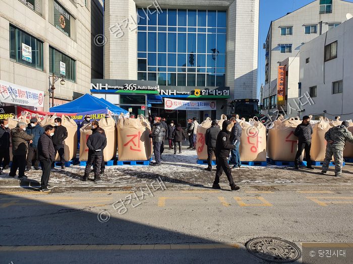 합덕농협 앞에서 이장단이 벼 수매 관련 시위를 벌이고 있다.