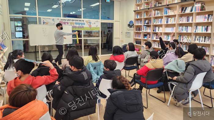 청소년상담복지센터에서 학생들이 참여하는 신학기 준비 방학 프로그램이 진행되고 있다.