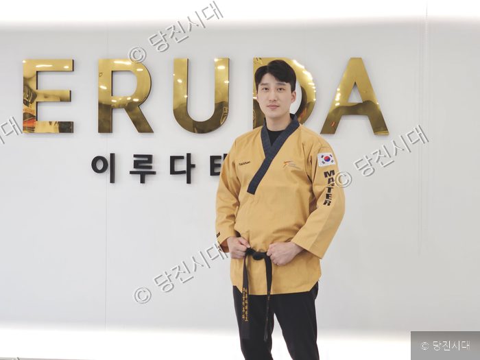 당진의 한 태권도장에서 태권도 관장이 포즈를 취하고 있다.