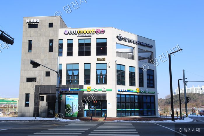 당진시 수청동에 위치한 상가 건물의 외부 전경 모습이다.