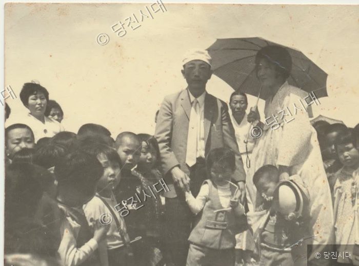 "빛바랜 흑백사진 속 추억" — 사진 3