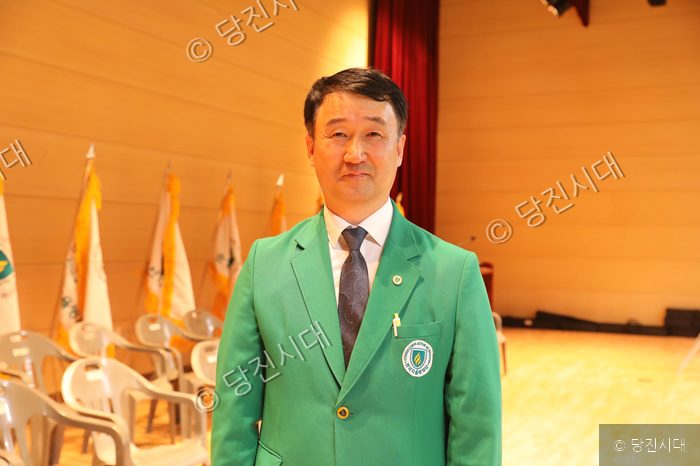 원종돈 당진3동 자율방재단장이 녹색 제복을 입고 서 있다.