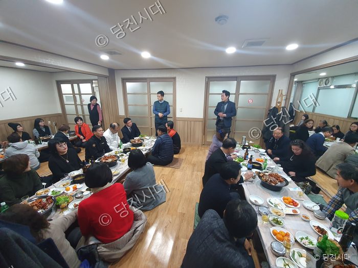 당진시대 주주와 독자들이 식당에서 송년회를 갖고 있다.