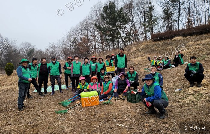 새마을지도자들이 당진시 송산면 일대에서 환경 정화 활동을 펼치고 있다.