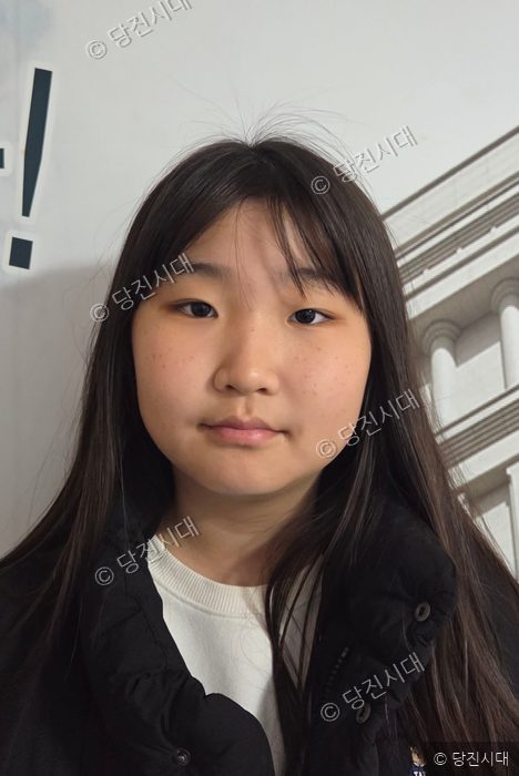 민족통일당진시협의회에서 수상한 이채은 홍윤표 회장이 기념 촬영을 하고 있다.