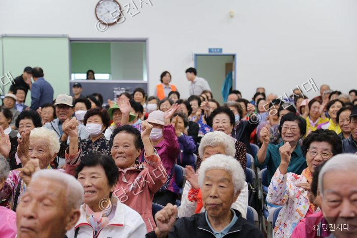 오성환 시장 등이 경로잔치 행사에서 즐겁게 손을 들며 환호하고 있다.