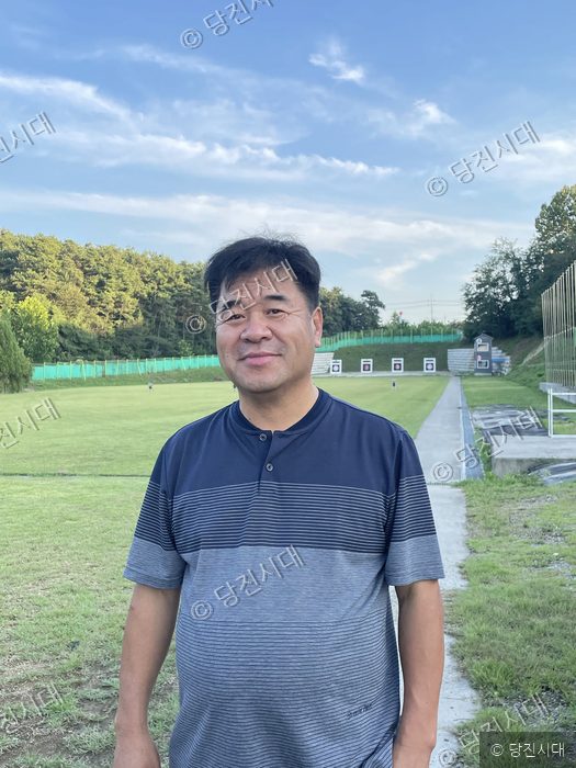 당진시궁도협회 관계자가 야외 궁도장에서 포즈를 취하고 있다.