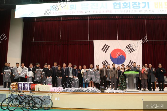 당진시배드민턴협회 관계자들이 제14회 협회장기 배드민턴대회에서 기념 촬영을 하고 있다.