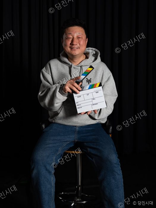 손철승 유니대디 대표가 영화용 슬러퍼를 들고 포즈를 취하고 있다.