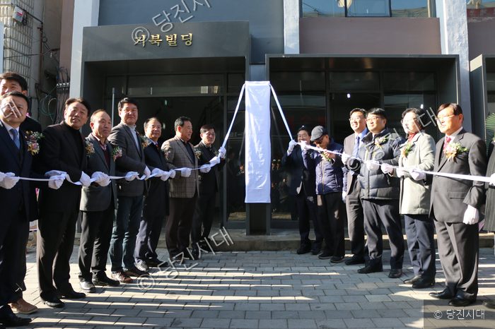 참석자들이 거북빌딩 개소식에서 테이프 커팅을 하고 있다.