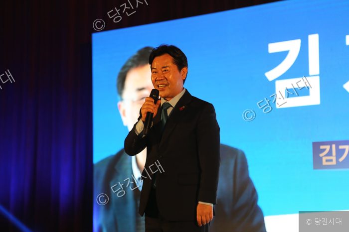더불어민주당 김기재 당진시장 출마자가 출판기념회에서 발언하고 있다.