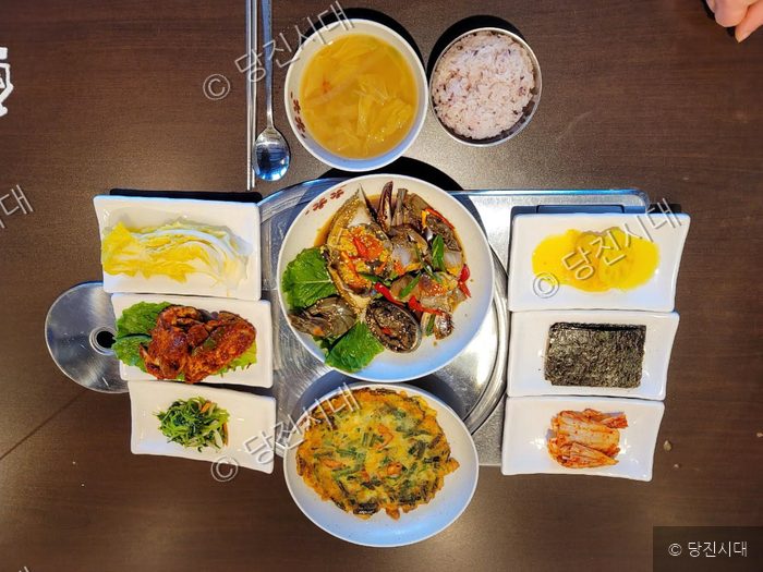 정갈한 반찬과 함께 차려진 간장게장 점심특선 상차림의 모습이다.