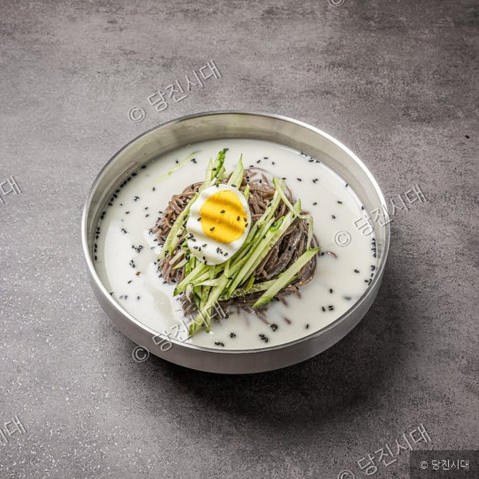 시원한 콩국물에 담긴 당진 반촌칼국수의 메밀국수 한 그릇이 놓여 있다.