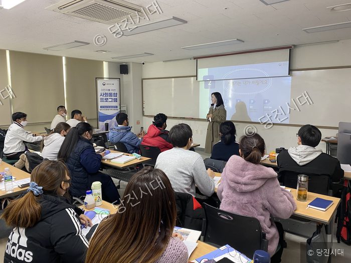 강사가 외국인들을 대상으로 사회통합프로그램 교육을 진행하고 있다.