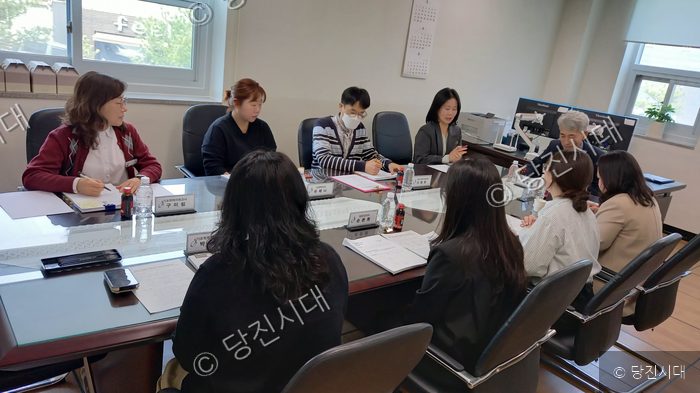 참석자들이 회의실에 모여 기초학력 책임지원협의회를 진행하고 있다.