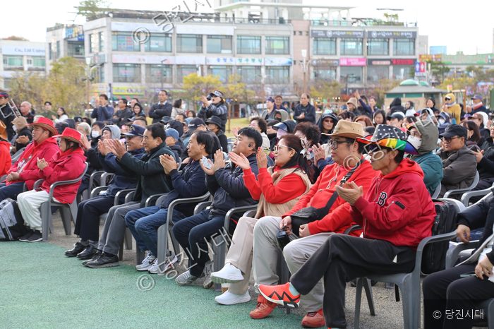 시민들이 삽교호에서 열린 전국가요제를 관람하며 박수치고 있다.