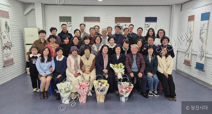 문인화전 전시장에서 참김영란 작가 등이 기념촬영을 하고 있다.