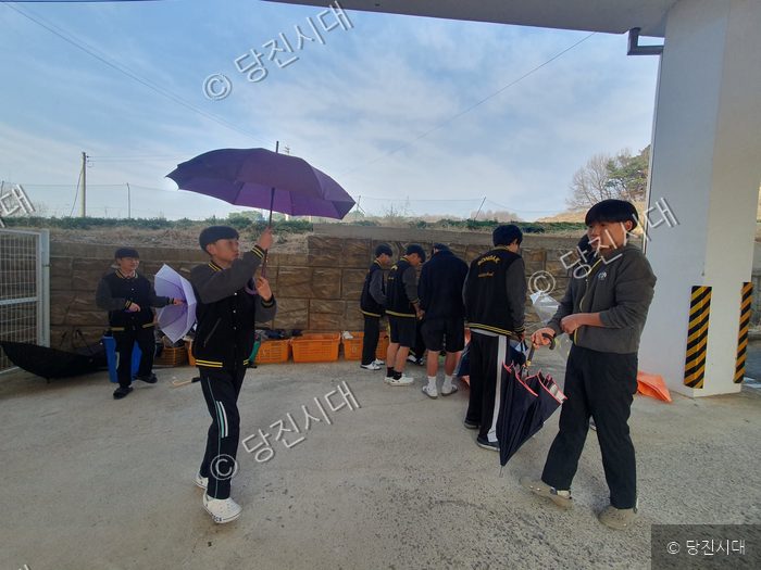 송악중 학생들이 우산을 정리하며 재활용 활동을 하고 있다.