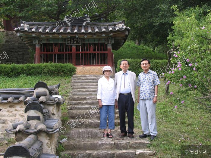 유영익 박사 등이 충장사를 배경으로 기념사진을 찍고 있다.