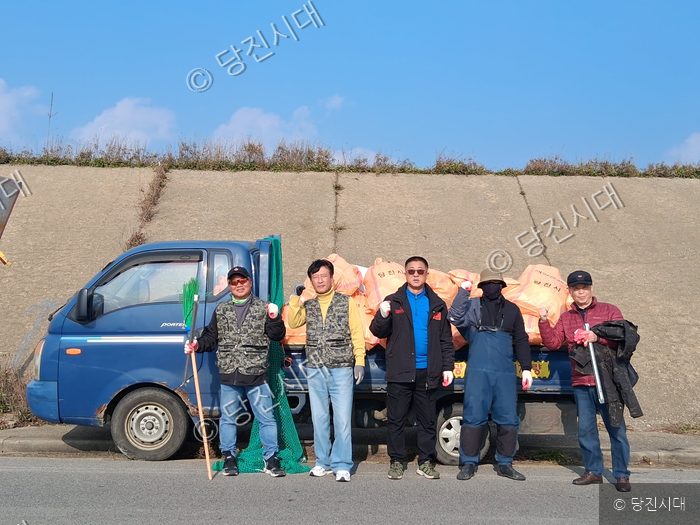 특수임무유공자회 회원들이 비경도 해양정화 활동 후 기념촬영을 하고 있다.