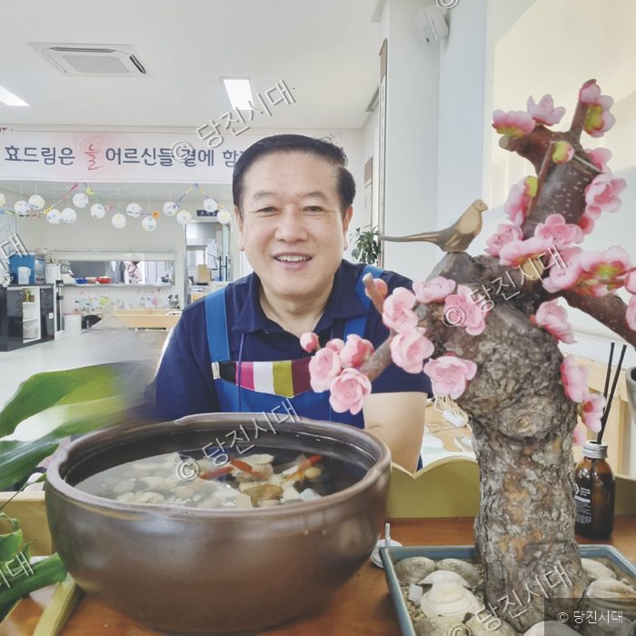 정용국 효드림노인복지센터 요양보호사가 환하게 웃고 있다.