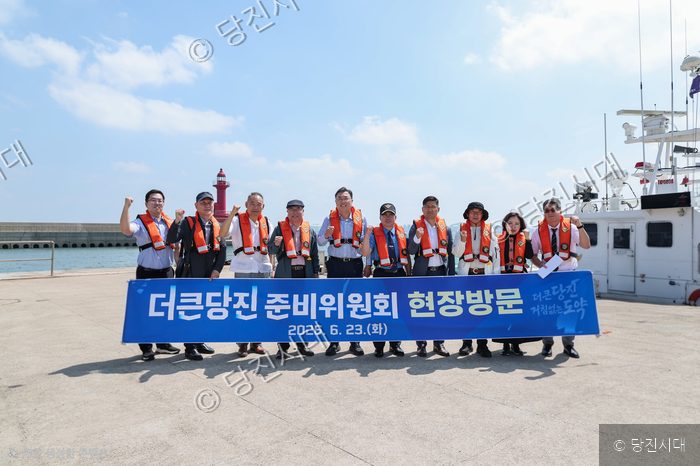 더큰당진준비위원회가 제2서해대교 관련 현안 사업지를 방문해 기념 촬영을 하고 있다.